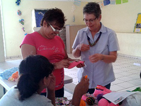 Teaching needlework in Nogales